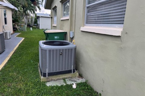 House in Tamarac, Florida 2 bedrooms, 93.55 sq.m. № 2250172 - photo 7
