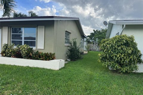 House in Tamarac, Florida 2 bedrooms, 93.55 sq.m. № 2250172 - photo 3