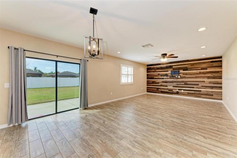 House in Port Charlotte, Florida 5 bedrooms, 271.27 sq.m. № 1650572 - photo 13