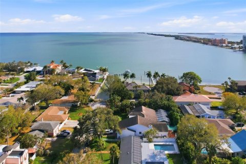 House in Saint Petersburg, Florida 5 bedrooms, 543.01 sq.m. № 2097427 - photo 9