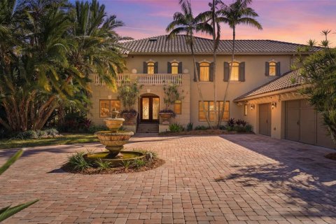 House in Saint Petersburg, Florida 5 bedrooms, 543.01 sq.m. № 2097427