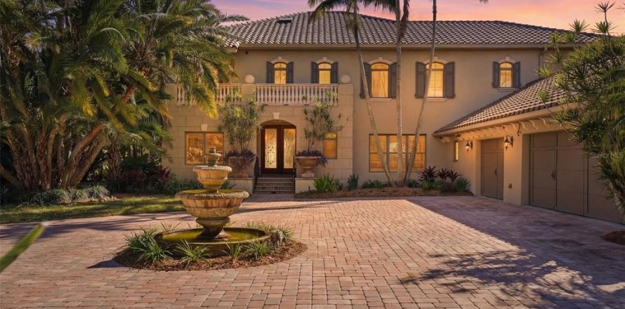House in Saint Petersburg, Florida 5 bedrooms, 543.01 sq.m. № 2097427