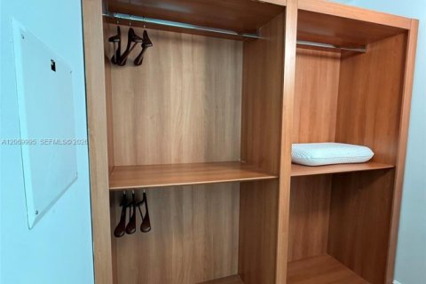 Condominio en alquiler en Miami, Florida, 1 dormitorio, 75.34 m2 № 2305744 - foto 11