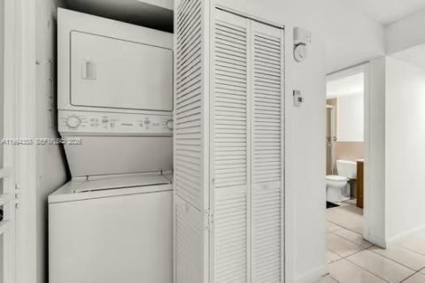 Condo in Miami, Florida, 2 bedrooms  № 2089403 - photo 25