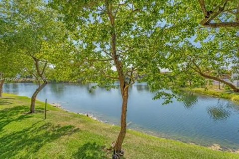 Condo in Miami, Florida, 2 bedrooms  № 2089403 - photo 2