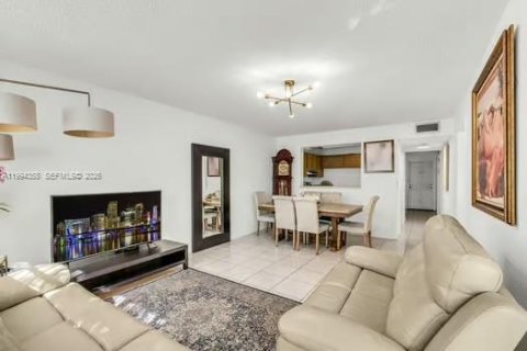 Condo in Miami, Florida, 2 bedrooms  № 2089403 - photo 17