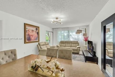 Condo in Miami, Florida, 2 bedrooms  № 2089403 - photo 13