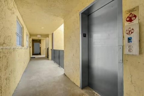 Condo in Miami, Florida, 2 bedrooms  № 2089403 - photo 5