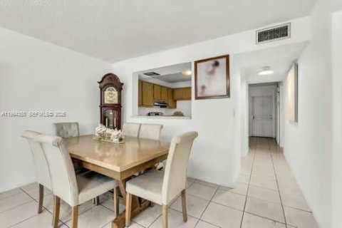 Condo in Miami, Florida, 2 bedrooms  № 2089403 - photo 14