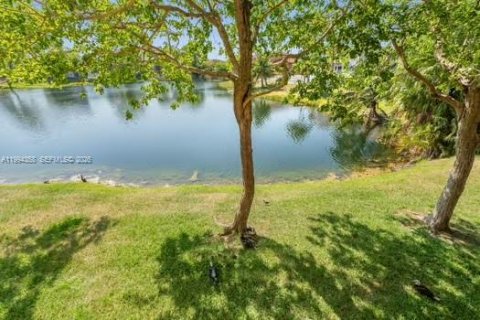 Condo in Miami, Florida, 2 bedrooms  № 2089403 - photo 3