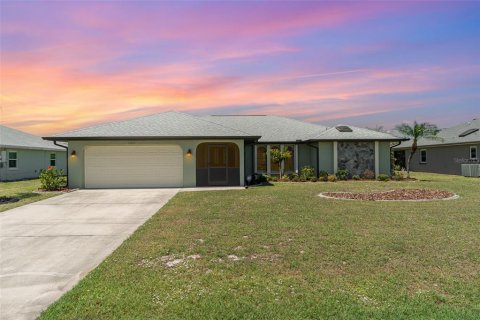House in Punta Gorda, Florida 4 bedrooms, 188.68 sq.m. № 1886483 - photo 1