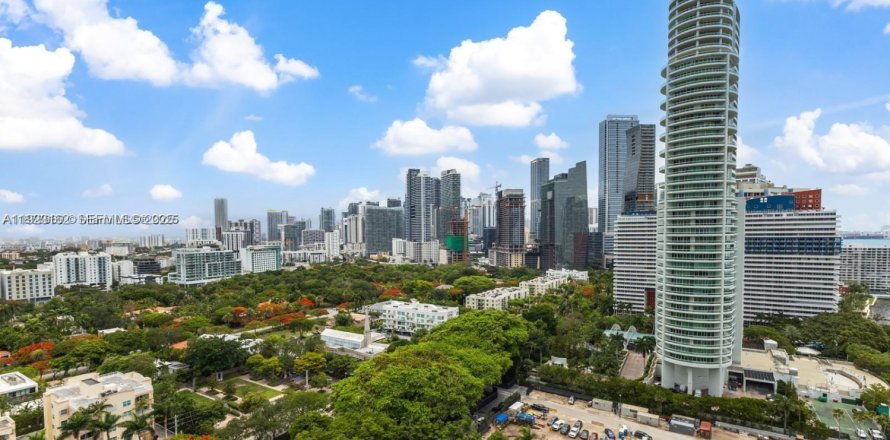 Кондоминиум с 2 спальнями в Майами, Флорида № 1976833