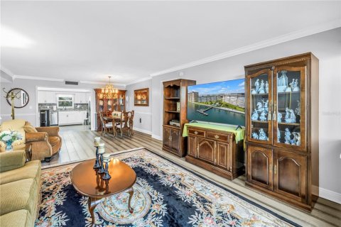 Condo in Saint Petersburg, Florida, 2 bedrooms № 2385836 - photo 19