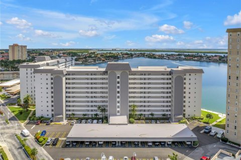 Condo in Saint Petersburg, Florida, 2 bedrooms  № 2385836