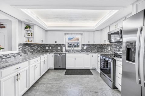 Condo in Saint Petersburg, Florida, 2 bedrooms № 2385836 - photo 3