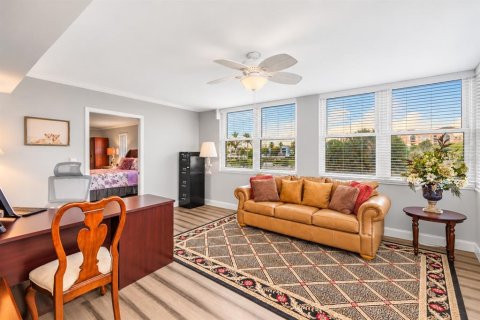 Condo in Saint Petersburg, Florida, 2 bedrooms № 2385836 - photo 14