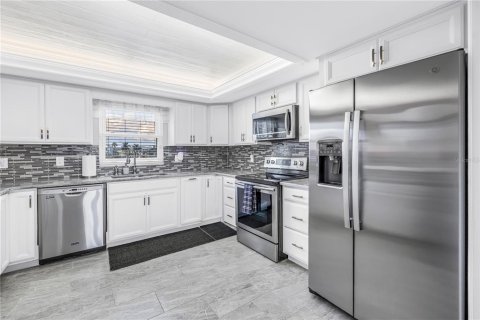 Condo in Saint Petersburg, Florida, 2 bedrooms № 2385836 - photo 7