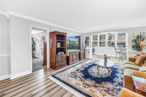 Condo in Saint Petersburg, Florida, 2 bedrooms № 2385836 - photo 12