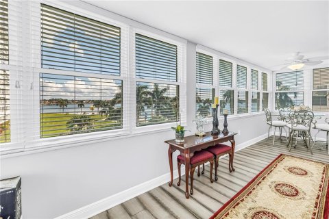 Condo in Saint Petersburg, Florida, 2 bedrooms № 2385836 - photo 23