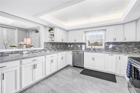 Condo in Saint Petersburg, Florida, 2 bedrooms № 2385836 - photo 5