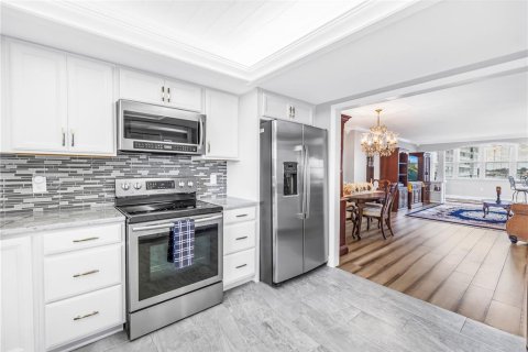 Condo in Saint Petersburg, Florida, 2 bedrooms № 2385836 - photo 6