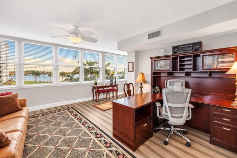 Condo in Saint Petersburg, Florida, 2 bedrooms № 2385836 - photo 15