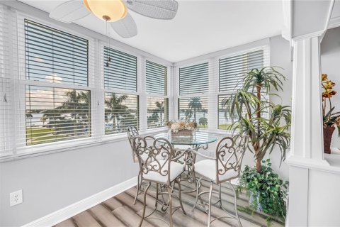 Condo in Saint Petersburg, Florida, 2 bedrooms № 2385836 - photo 21