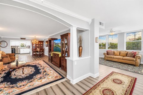 Condo in Saint Petersburg, Florida, 2 bedrooms № 2385836 - photo 13