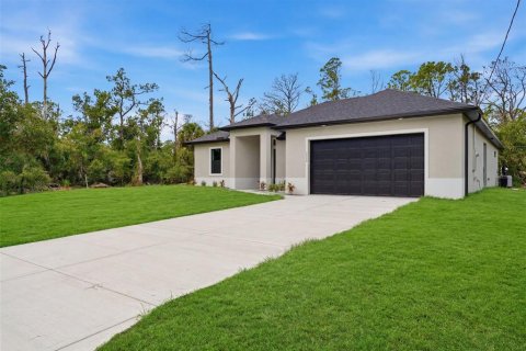 House in Port Charlotte, Florida 3 bedrooms, 154.22 sq.m. № 2150076 - photo 3