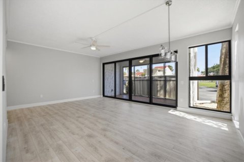 Купить кондоминиум в Венеция, Флорида 9 комнат, 111.95м2, № 2214628 - фото 13