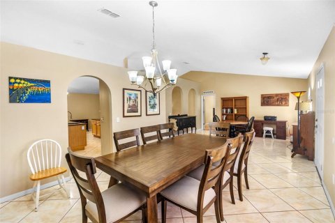 House in Winter Garden, Florida 4 bedrooms, 209.49 sq.m. № 2430560 - photo 4
