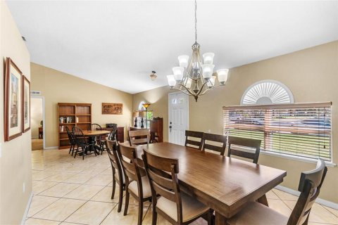 House in Winter Garden, Florida 4 bedrooms, 209.49 sq.m. № 2430560 - photo 5
