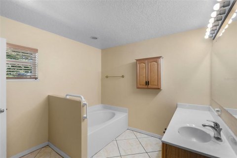 House in Winter Garden, Florida 4 bedrooms, 209.49 sq.m. № 2430560 - photo 19