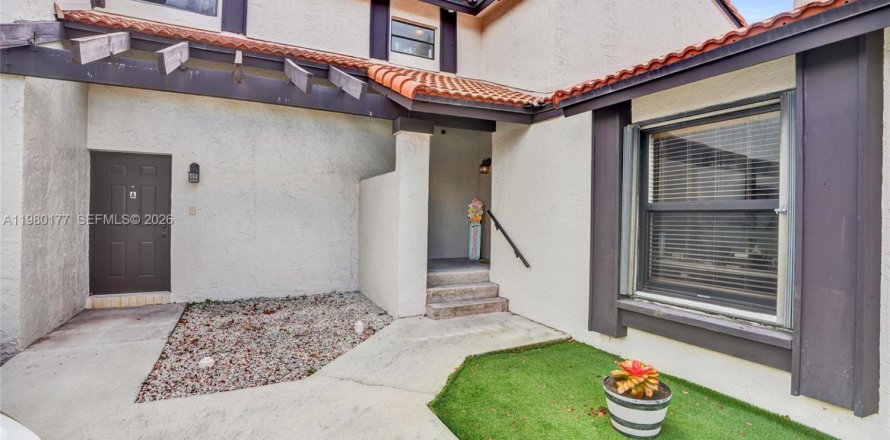 Adosado en Miami, Florida 2 dormitorios, 126.35 m2 № 2043939