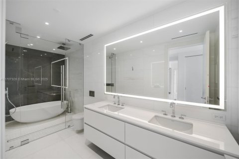 Condominio en venta en Miami, Florida, 2 dormitorios, 122.35 m2 № 1460257 - foto 20