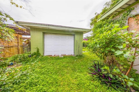 House in Miami, Florida 3 bedrooms, 114.36 sq.m. № 1962999 - photo 17