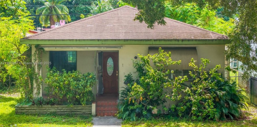 House in Miami, Florida 3 bedrooms, 114.36 sq.m. № 1962999