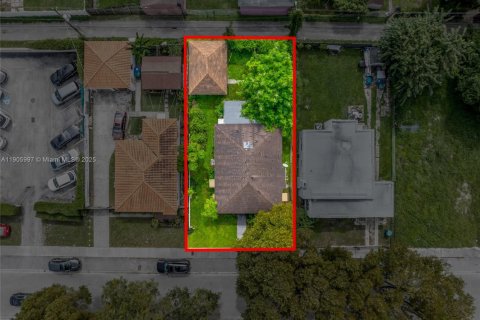 House in Miami, Florida 3 bedrooms, 114.36 sq.m. № 1962999 - photo 29