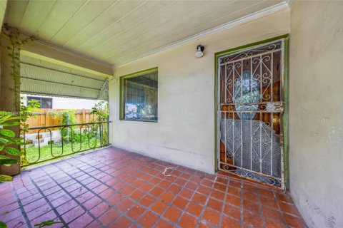 House in Miami, Florida 3 bedrooms, 114.36 sq.m. № 1962999 - photo 2