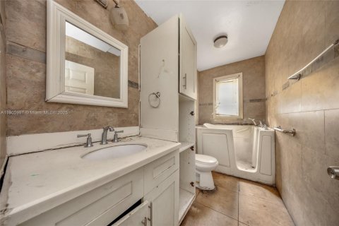 House in Miami, Florida 3 bedrooms, 114.36 sq.m. № 1962999 - photo 16