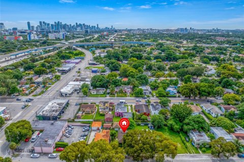 House in Miami, Florida 3 bedrooms, 114.36 sq.m. № 1962999 - photo 30