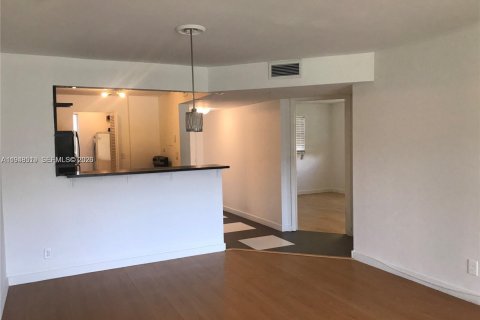 Copropriété à vendre à Tamarac, Floride: 2 chambres, 88.16 m2 № 2152984 - photo 3