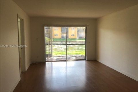 Copropriété à vendre à Tamarac, Floride: 2 chambres, 88.16 m2 № 2152984 - photo 11