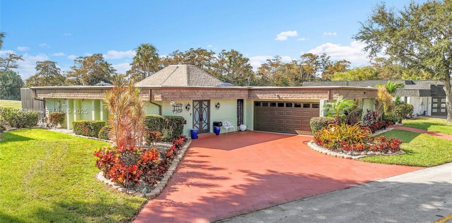 Casa en Tamarac, Florida 3 dormitorios, 309.55 m2 № 2053467