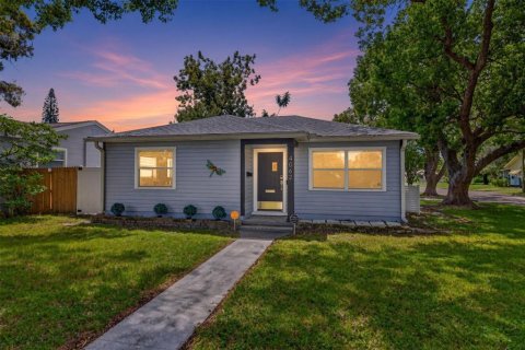 House in Saint Petersburg, Florida 3 bedrooms, 121.14 sq.m. № 2349208
