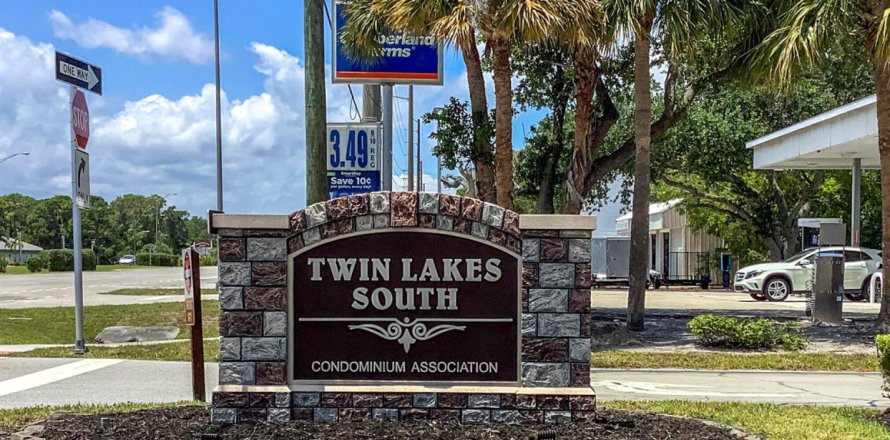 House in Stuart, Florida 2 bedrooms, 109.81 sq.m. № 1163271
