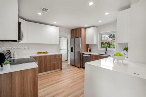 House in Fort Lauderdale, Florida 4 bedrooms, 164.81 sq.m. № 1999768 - photo 9