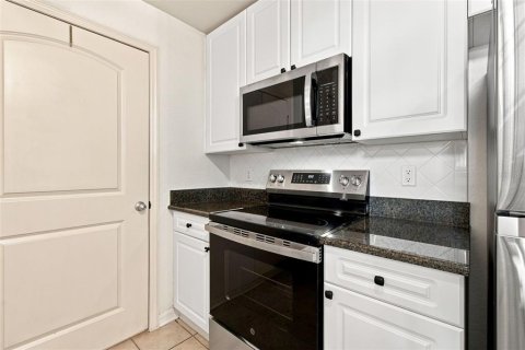 Condo in Tampa, Florida, 2 bedrooms № 2324523 - photo 16