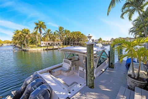 Casa en venta en North Miami, Florida, 6 dormitorios, 385.27 m2 № 2025097 - foto 20