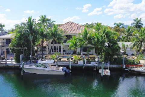 House in North Miami, Florida 6 bedrooms, 385.27 sq.m. № 2025097